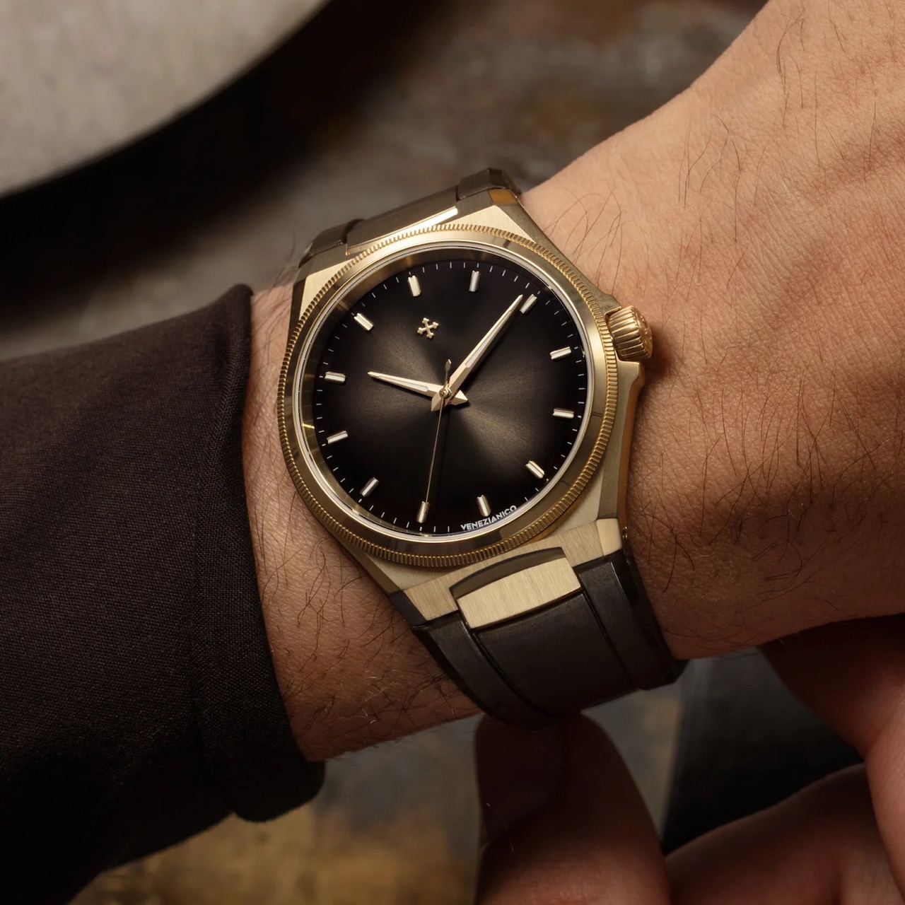 1_1 - 2500*2500 - 1_1 - Wristshot_brown