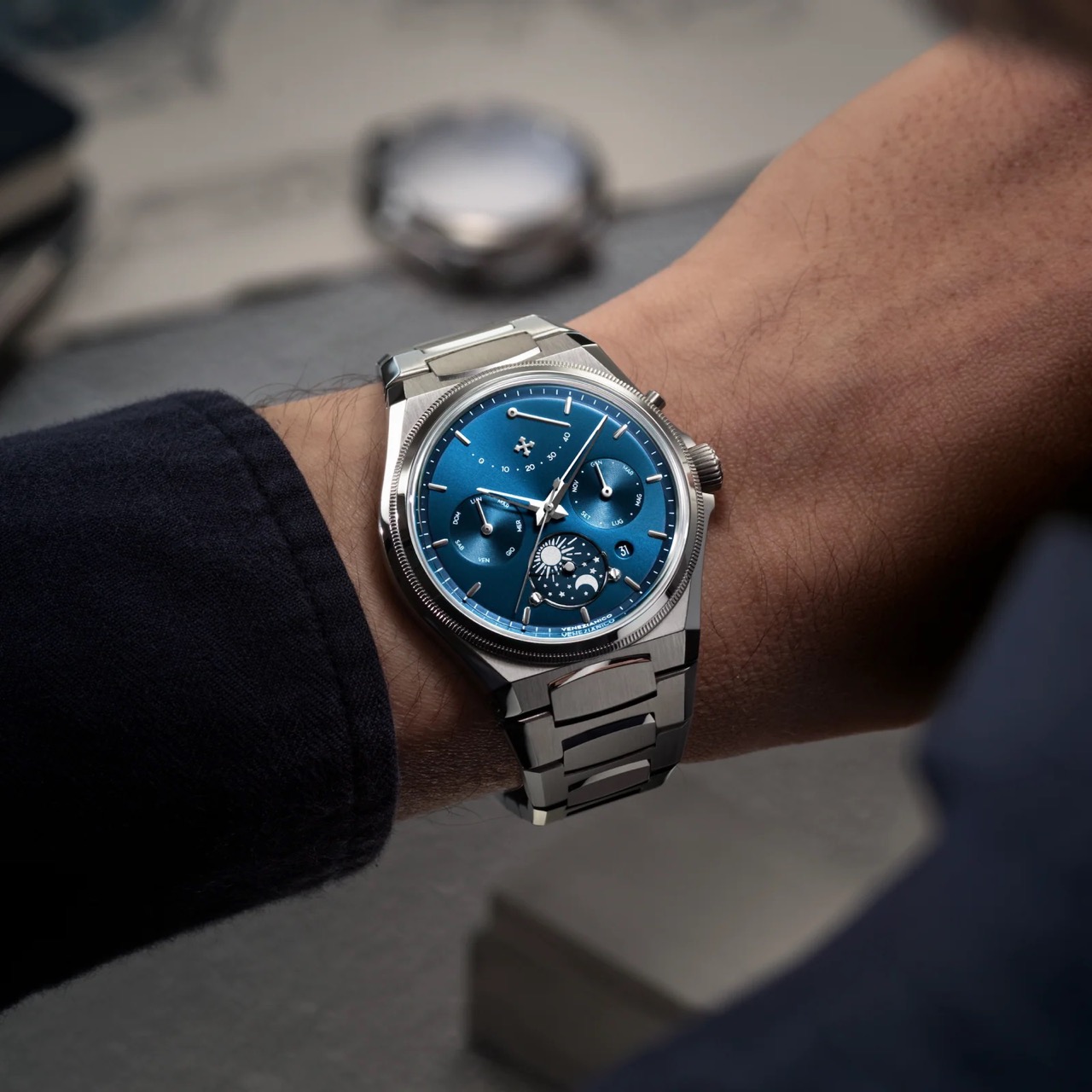 1_1 - 2500*2500 - 1_1 - The wrist becomes the canvas for a new concept_blue